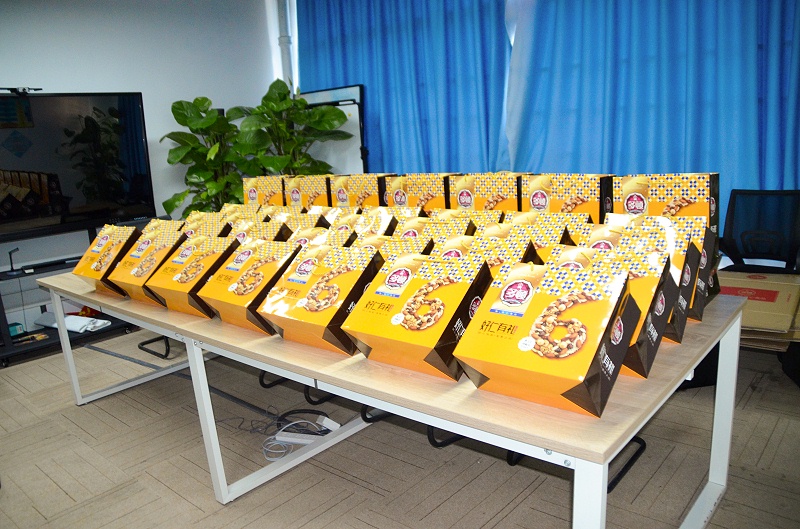 宇凡微電子產(chǎn)品開發(fā)公司員工月餅禮品